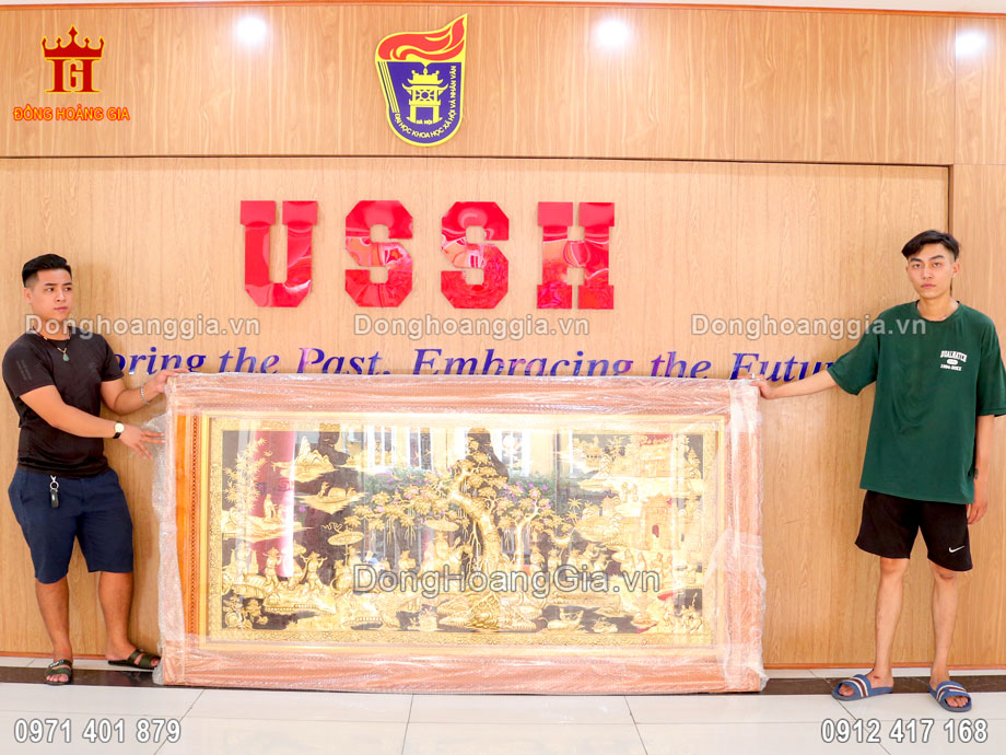 Bức tranh Vinh quy bái tổ mạ vàng 24K được lắp đặt tại trường đại học khoa học xã hội và nhân văn